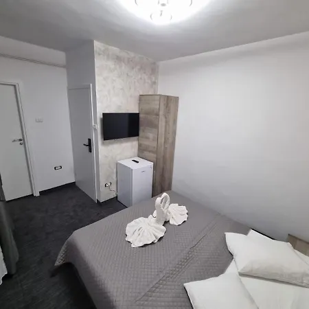 Hotel Ama World *
